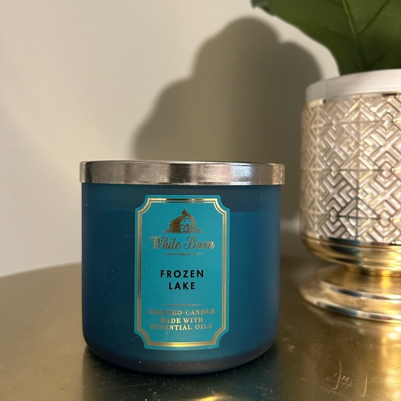 Bath and Body Works Frozen Lake 3-Wick Candle & Glitter Snowflake Holder - Picture 4 of 7